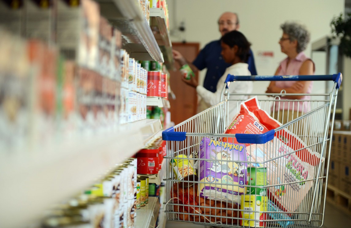 Recuperare il cibo per aiutare le persone in difficoltà