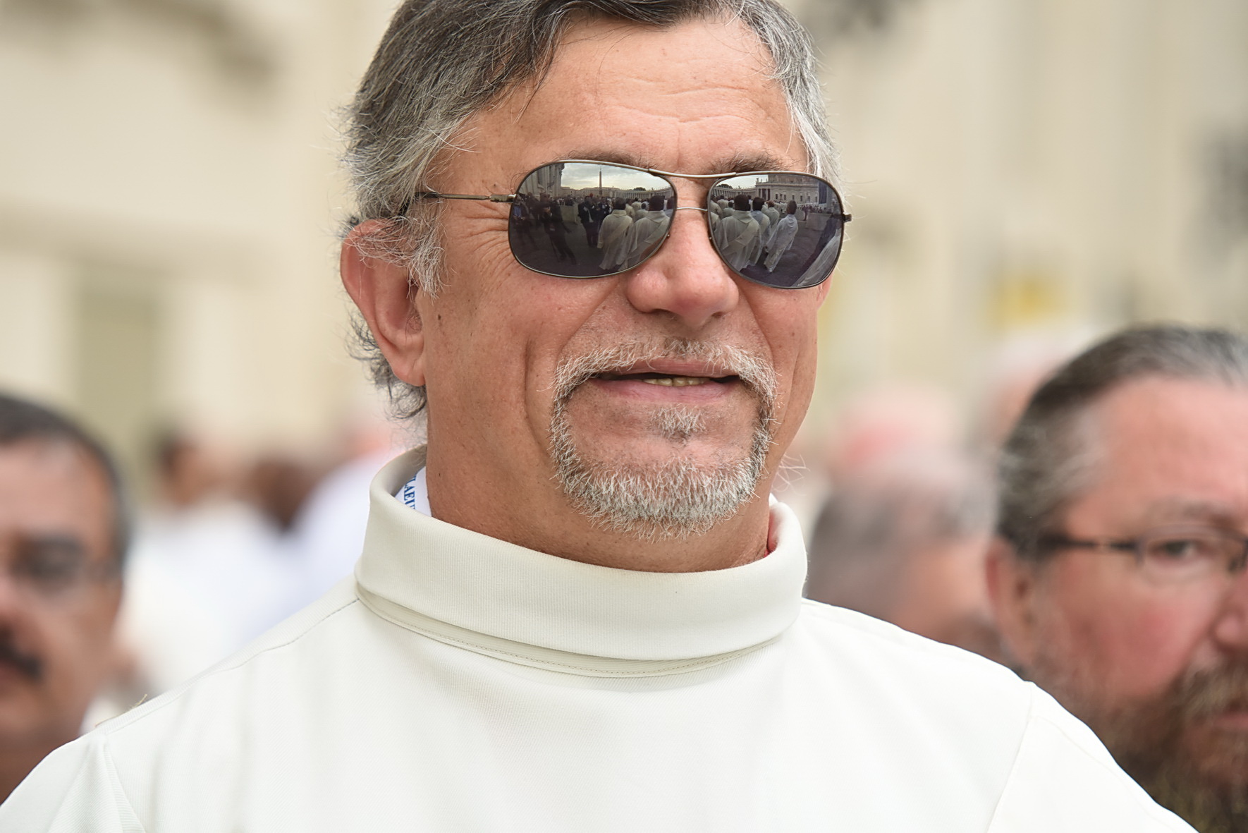 Piazza San Pietro, 29 maggio 2016: Messa Papa Francesco per Giubileo  diaconi – Diacono con occhiali scuri –