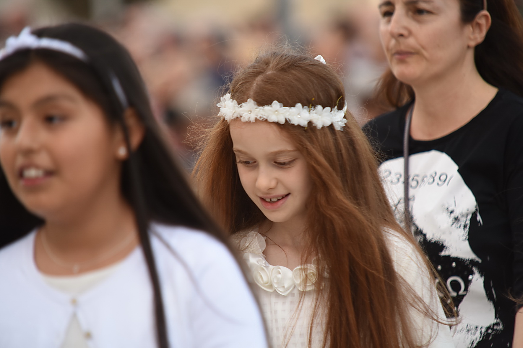 Roma 26 Maggio 16 Messa E Processione Del Corpus Domini Bambina Prima Comunione Con Coroncina Fiori