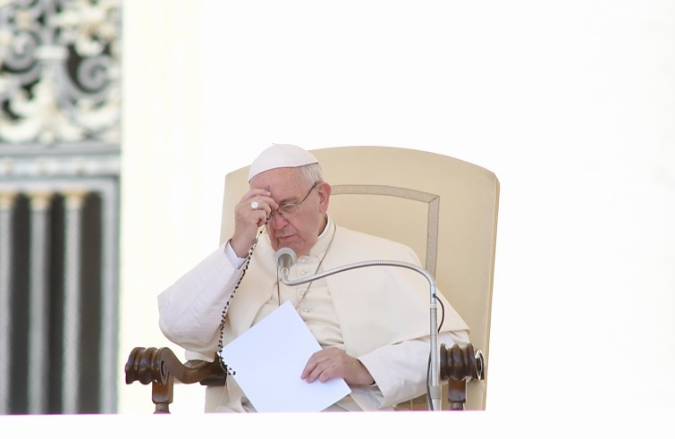 Papa Francesco Pregare Il Rosario A Casa E In Famiglia I Testi Integrali Delle Due Preghiere Per Il Mese Di Maggio Agensir