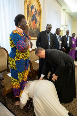 Papa Francesco: a leader Sud Sudan, "rimanete nella pace!". E si  inginocchia davanti alle autorità per baciare loro i piedi | AgenSIR