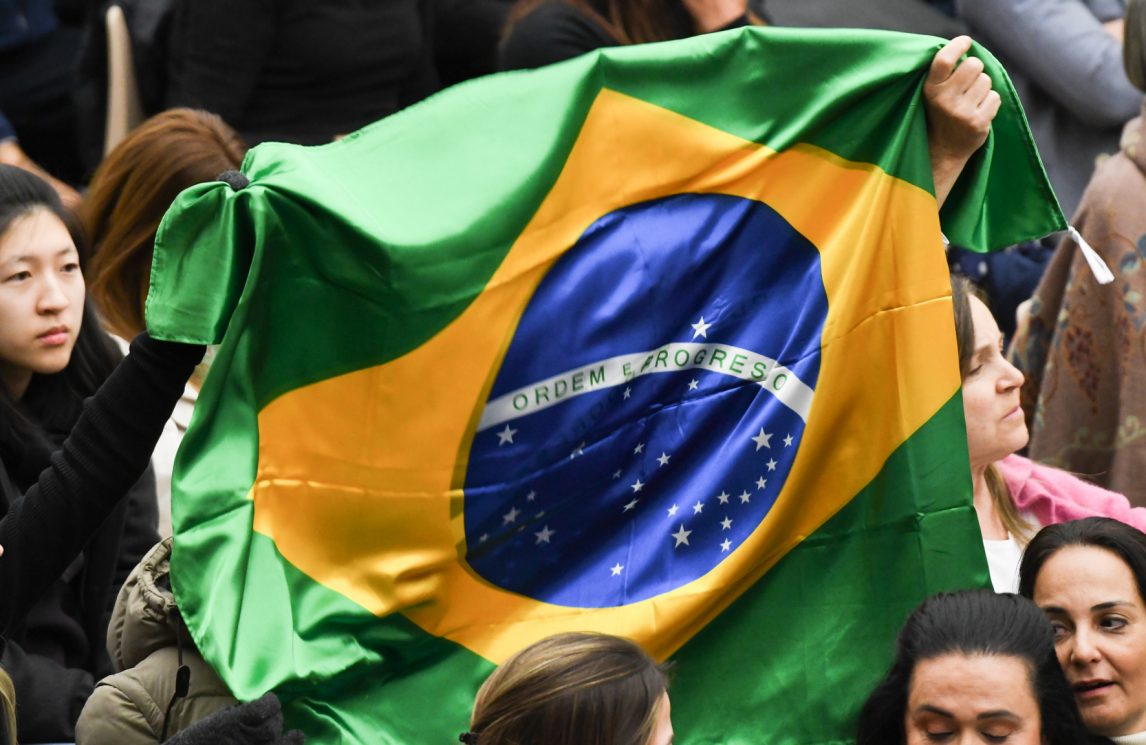 Lula vince in rimonta, Bolsonaro contesta il voto