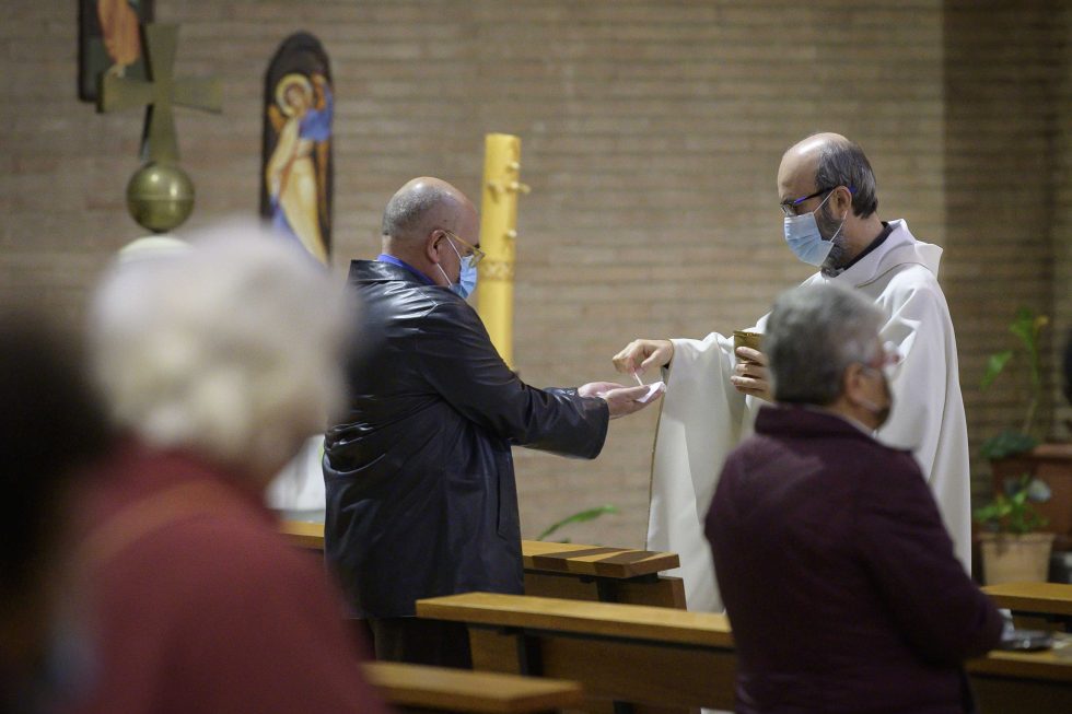 Roma, 1 novembre 2020: messa con il  distanziamento e i protocolli di sicurezza durante la pandemia Covid 19 Coronavirus nella chiesa di Santa Francesca Romana -