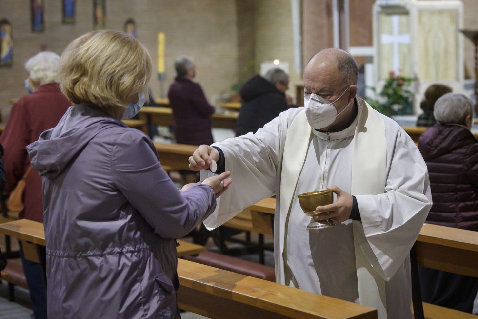 Roma, 1 novembre 2020: messa con il  distanziamento e i protocolli di sicurezza durante la pandemia Covid 19 Coronavirus nella chiesa di Santa Francesca Romana -