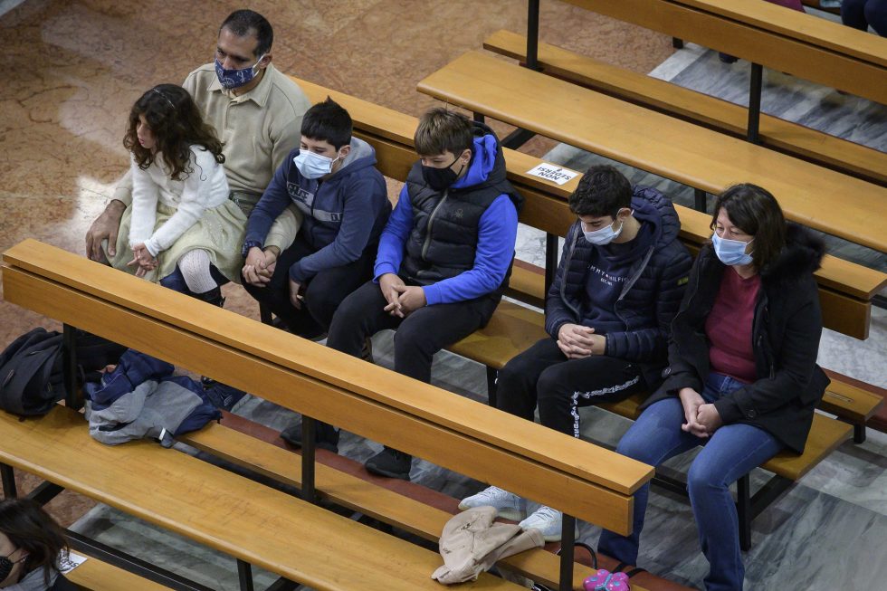 Roma, 1 novembre 2020: messa con il  distanziamento e i protocolli di sicurezza durante la pandemia Covid 19 Coronavirus nella chiesa di Santa Francesca Romana - famiglia