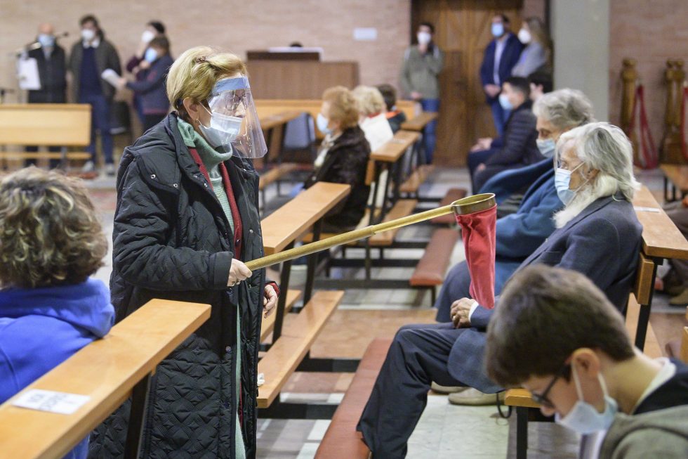 Roma, 1 novembre 2020: messa con il  distanziamento e i protocolli di sicurezza durante la pandemia Covid 19 Coronavirus nella chiesa di Santa Francesca Romana - raccolta offerte questua