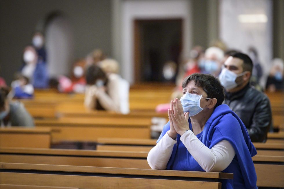 Roma, 1 novembre 2020: messa con il  distanziamento e i protocolli di sicurezza durante la pandemia Covid 19 Coronavirus nella chiesa di Santa Francesca Romana -