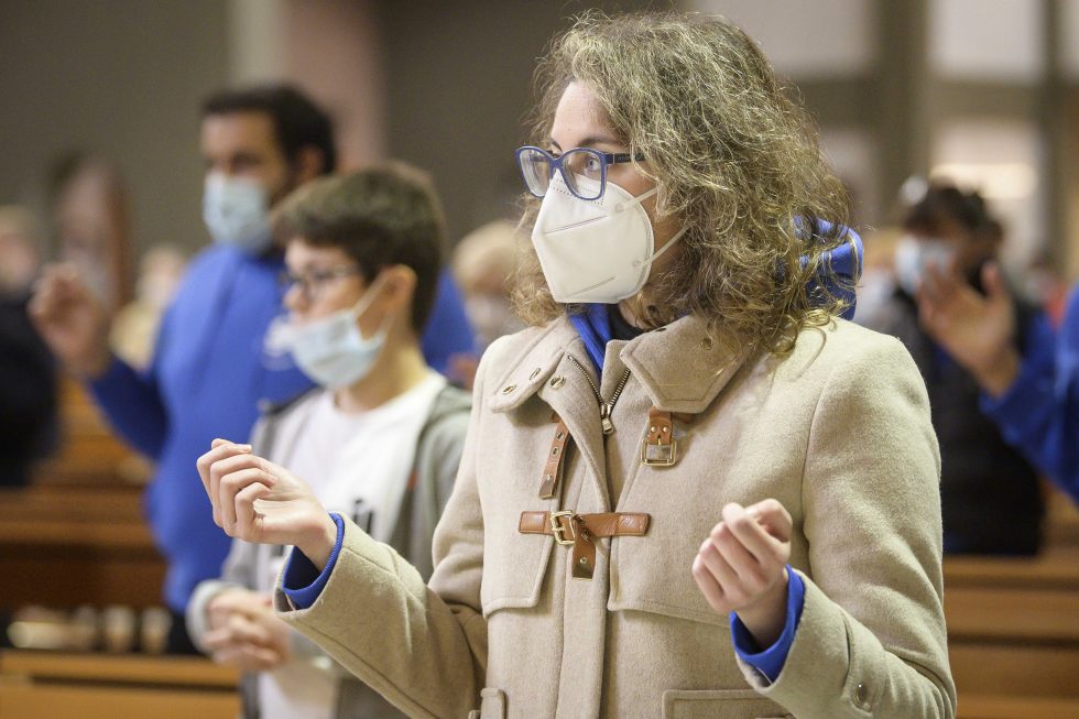 Roma, 1 novembre 2020: messa con il  distanziamento e i protocolli di sicurezza durante la pandemia Covid 19 Coronavirus nella chiesa di Santa Francesca Romana -