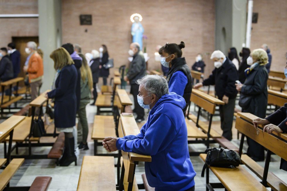 Roma, 1 novembre 2020: messa con il  distanziamento e i protocolli di sicurezza durante la pandemia Covid 19 Coronavirus nella chiesa di Santa Francesca Romana -