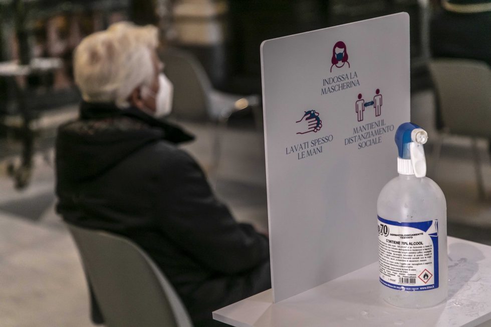 Roma, 1 novembre 2020: messa con il  distanziamento e i protocolli di sicurezza durante la pandemia Covid 19 Coronavirus nella chiesa di Santa Maria in Portico in Campitelli - sanificazione delle mani