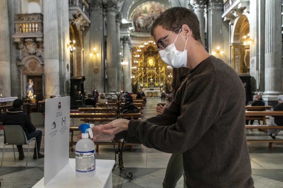 Roma, 1 novembre 2020: messa con il  distanziamento e i protocolli di sicurezza durante la pandemia Covid 19 Coronavirus nella chiesa di Santa Maria in Portico in Campitelli - sanificazione delle mani
