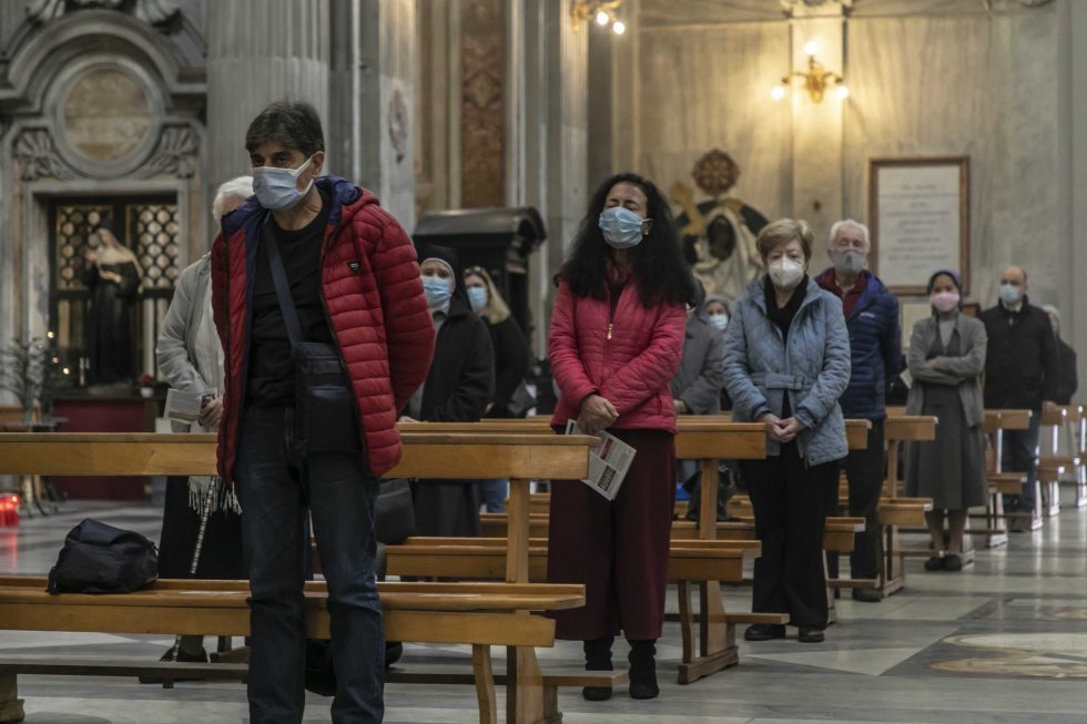 Roma, 1 novembre 2020: messa con il  distanziamento e i protocolli di sicurezza durante la pandemia Covid 19 Coronavirus nella chiesa di Santa Maria in Portico in Campitelli -