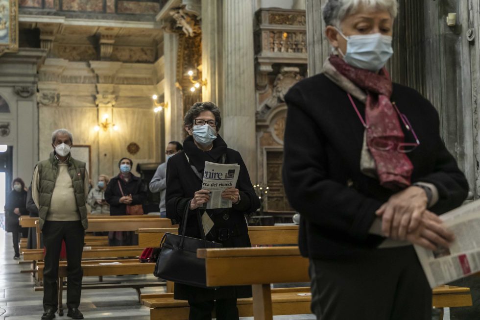Roma, 1 novembre 2020: messa con il  distanziamento e i protocolli di sicurezza durante la pandemia Covid 19 Coronavirus nella chiesa di Santa Maria in Portico in Campitelli -