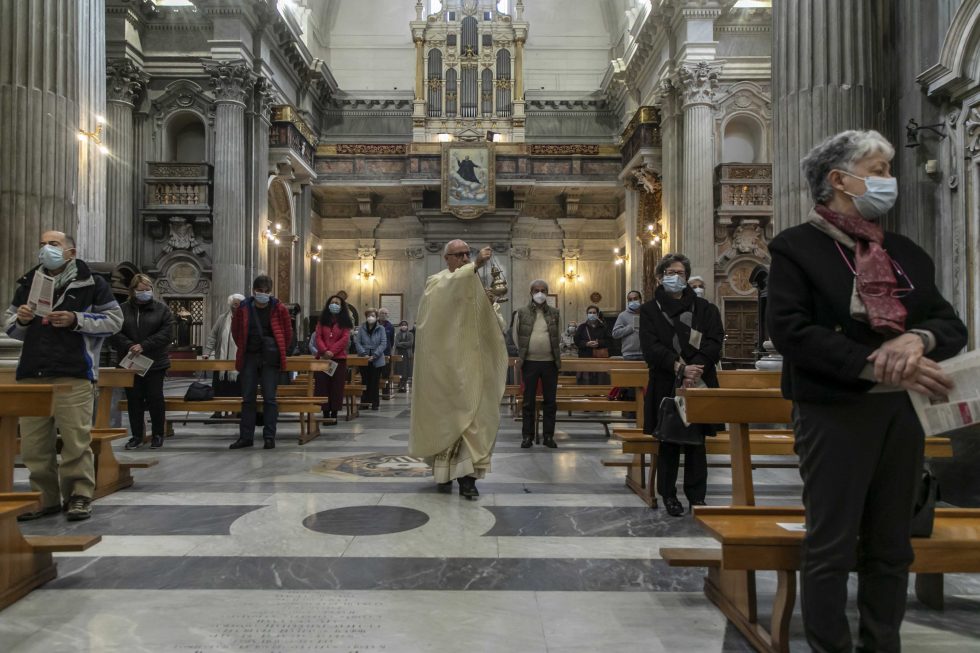 Roma, 1 novembre 2020: messa con il  distanziamento e i protocolli di sicurezza durante la pandemia Covid 19 Coronavirus nella chiesa di Santa Maria in Portico in Campitelli -