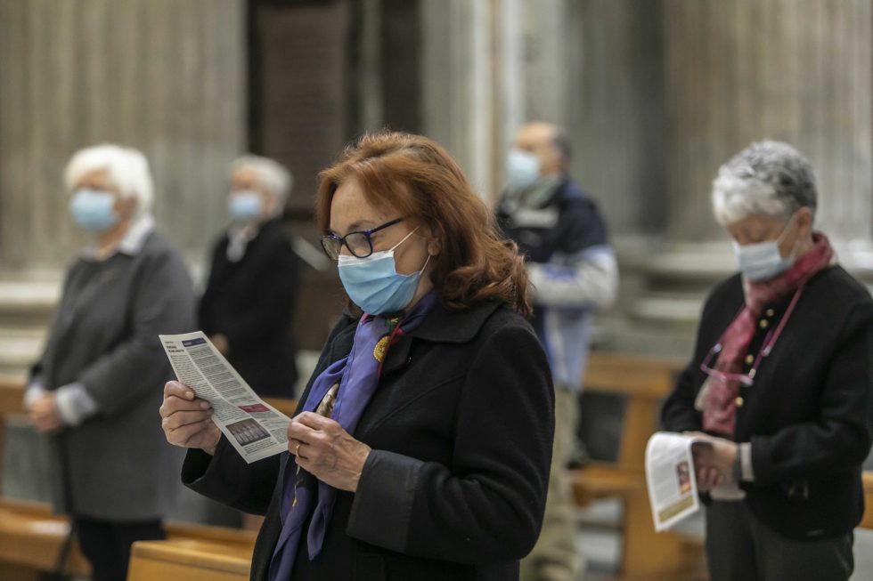 Roma, 1 novembre 2020: messa con il  distanziamento e i protocolli di sicurezza durante la pandemia Covid 19 Coronavirus nella chiesa di Santa Maria in Portico in Campitelli -