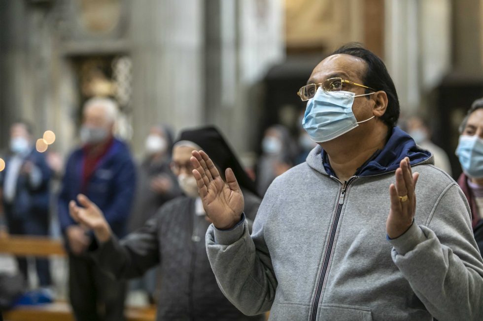 Roma, 1 novembre 2020: messa con il  distanziamento e i protocolli di sicurezza durante la pandemia Covid 19 Coronavirus nella chiesa di Santa Maria in Portico in Campitelli -