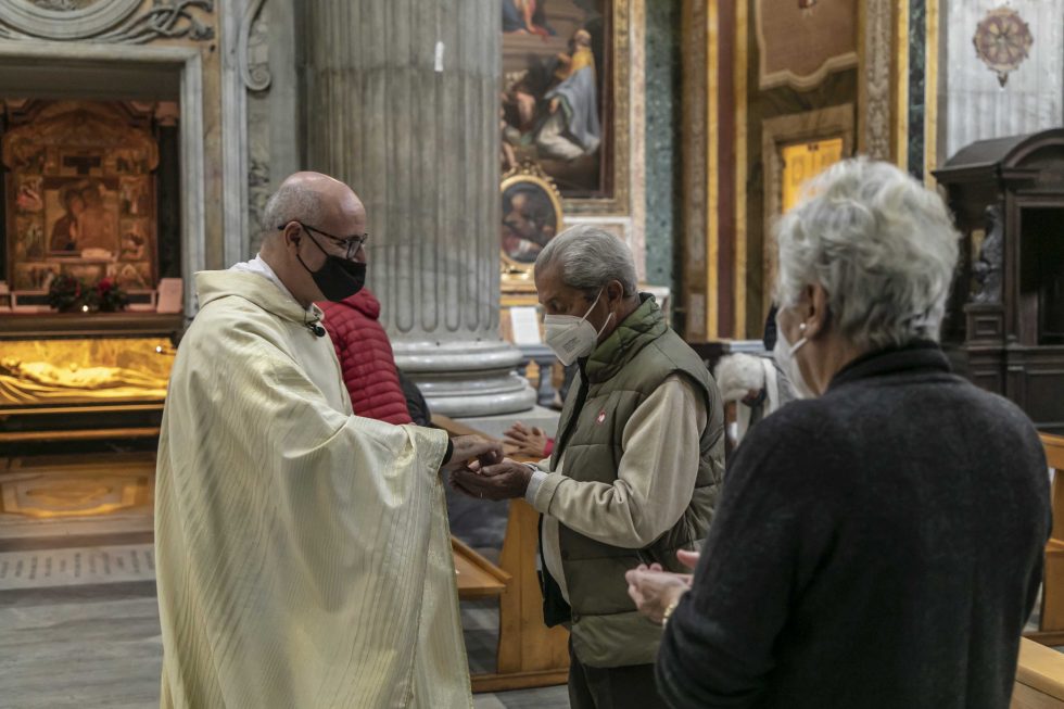 Roma, 1 novembre 2020: messa con il  distanziamento e i protocolli di sicurezza durante la pandemia Covid 19 Coronavirus nella chiesa di Santa Maria in Portico in Campitelli -