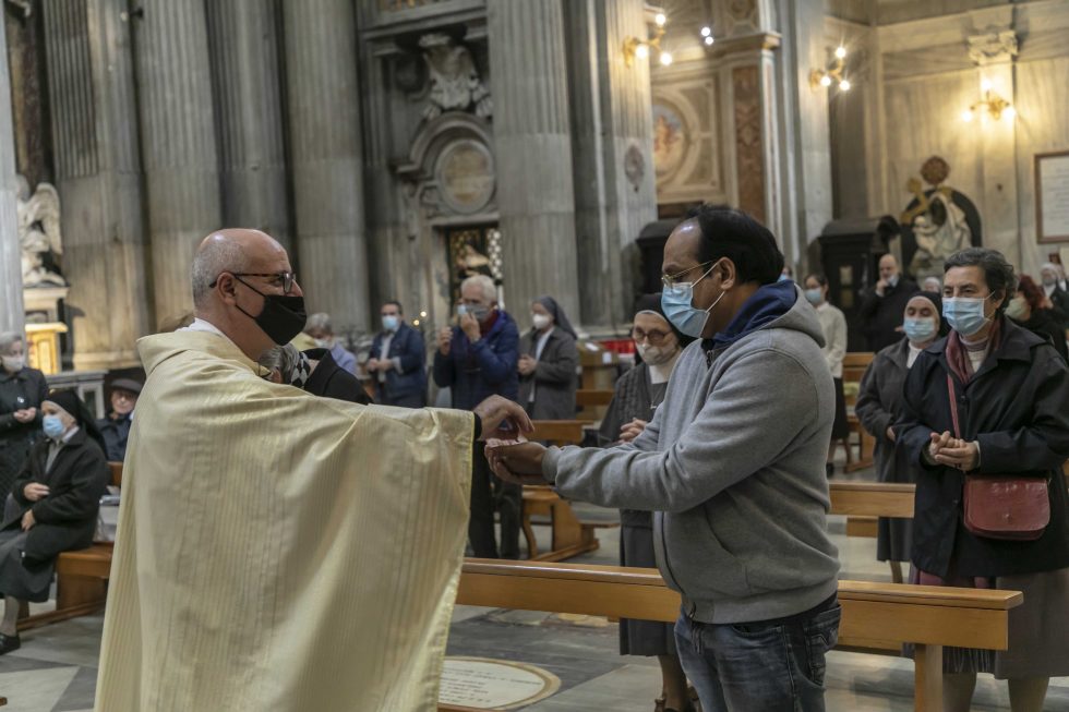 Roma, 1 novembre 2020: messa con il  distanziamento e i protocolli di sicurezza durante la pandemia Covid 19 Coronavirus nella chiesa di Santa Maria in Portico in Campitelli -