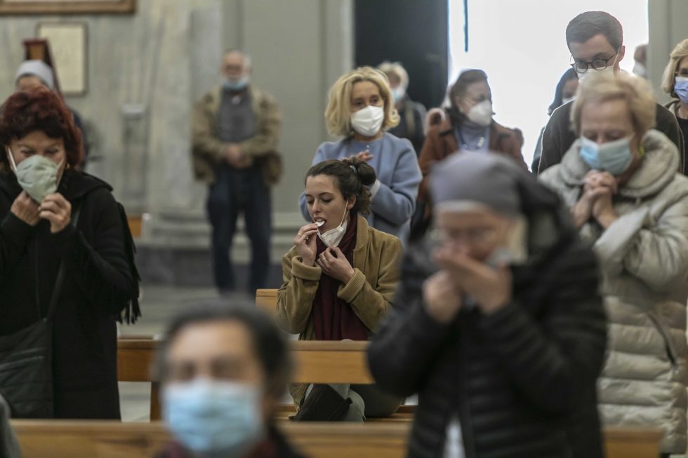 Roma, 1 novembre 2020: messa con il  distanziamento e i protocolli di sicurezza durante la pandemia Covid 19 Coronavirus nella chiesa di Santa Maria in Portico in Campitelli -