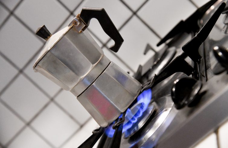 Consumatori consultano informazioni su riparazione elettrodomestici in un ufficio di assistenza