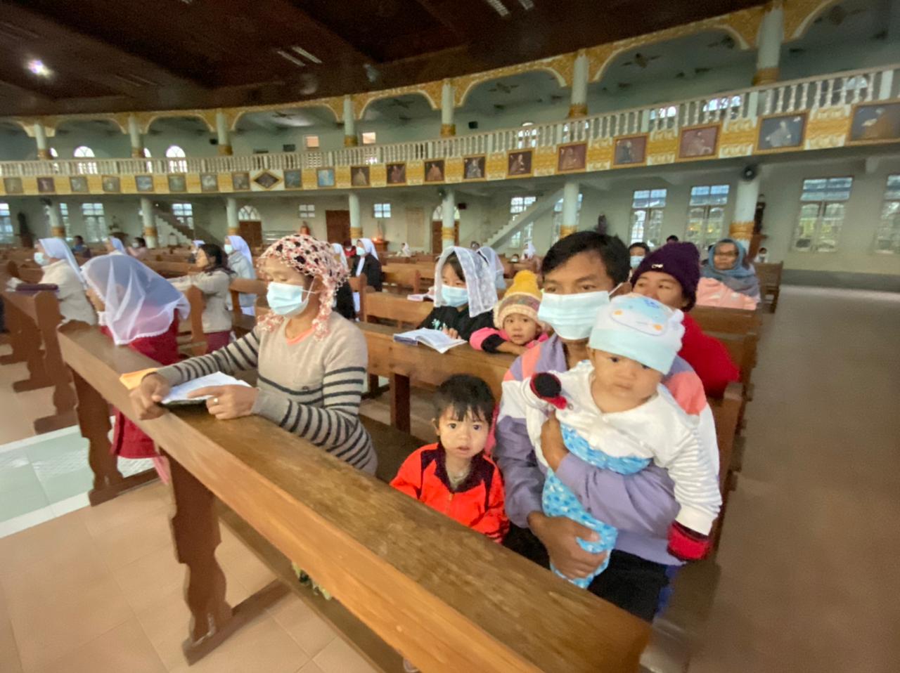 Loikaw (Myanmar) Sfollati accolti nella Cattedrale Cristo Re