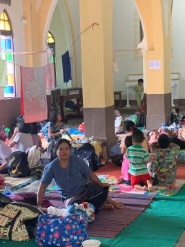 Loikaw (Myanmar) Sfollati accolti nella Cattedrale Cristo Re