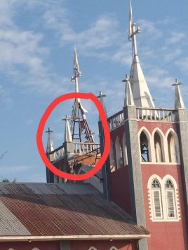 Doukhu (Myanmar), chiesa del Sacro Cuore di Gesù, campanile colpito dai bombardamenti