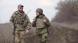 Ucraina, soldati in trincea sul confine ucraino-russo