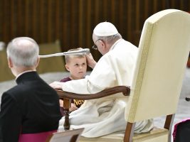 Papa Francesco: “L’alleanza dei vecchi e dei bambini salverà la famiglia umana”