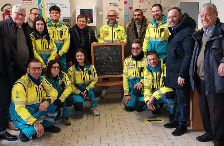 Solidarietà: Misericordia di Iolo (Prato), donato ieri un defibrillatore  per la scuola d'infanzia Papa Giovanni XXIII