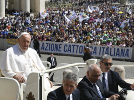 Papa Francesco all’Azione Cattolica: “Fate crescere la cultura dell’abbraccio nella Chiesa e nella società”