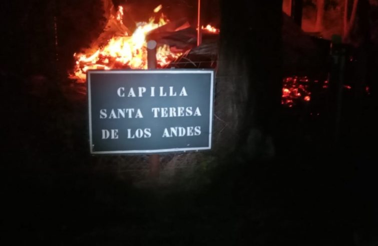 Chile: Diócesis de Villarrica, incendian iglesia tras atentado