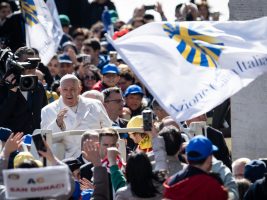 Papa Francesco all’Azione Cattolica: “Fate crescere la cultura dell’abbraccio nella Chiesa e nella società”