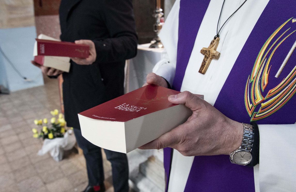 Il regime impedisce di portare con sé una Bibbia