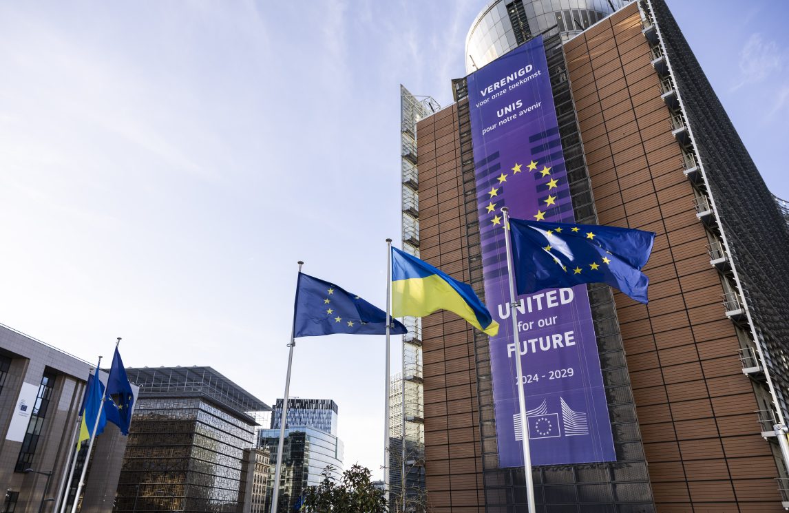 Unione europea sotto tiro. Cei: 