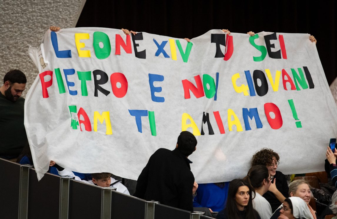 I giovani: “Ci ha tanto commosso, è stato come l’abbraccio di Gesù”