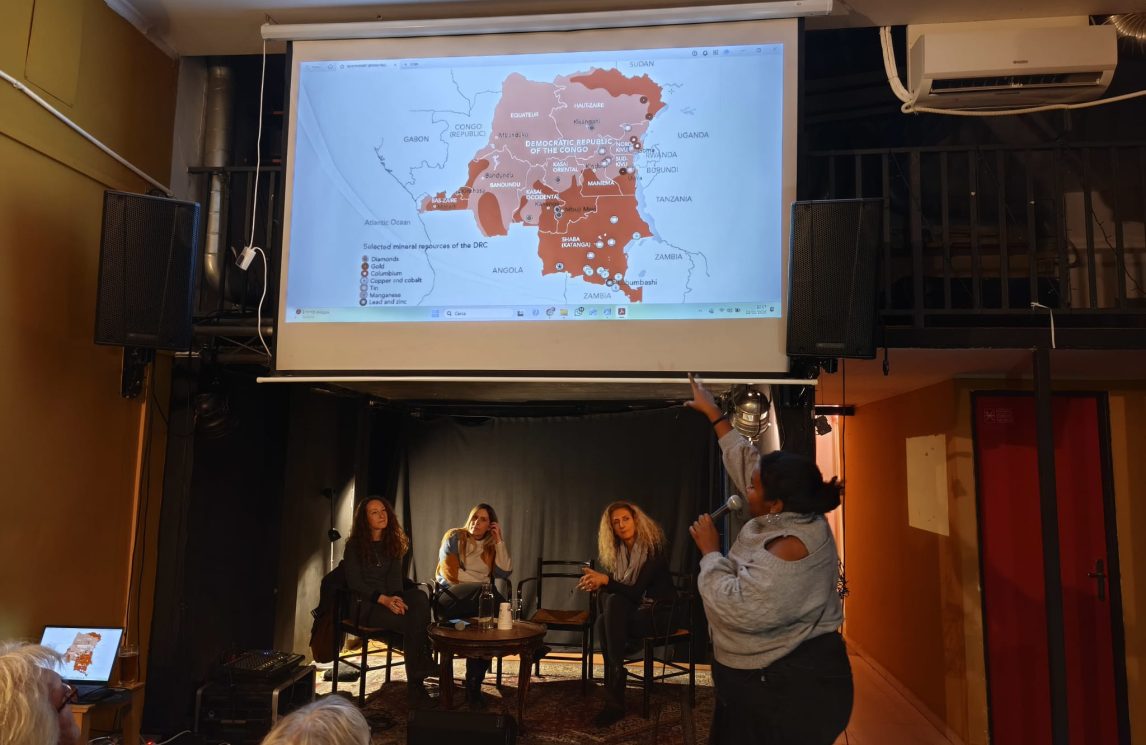 Bambini in miniera per auto e smartphone