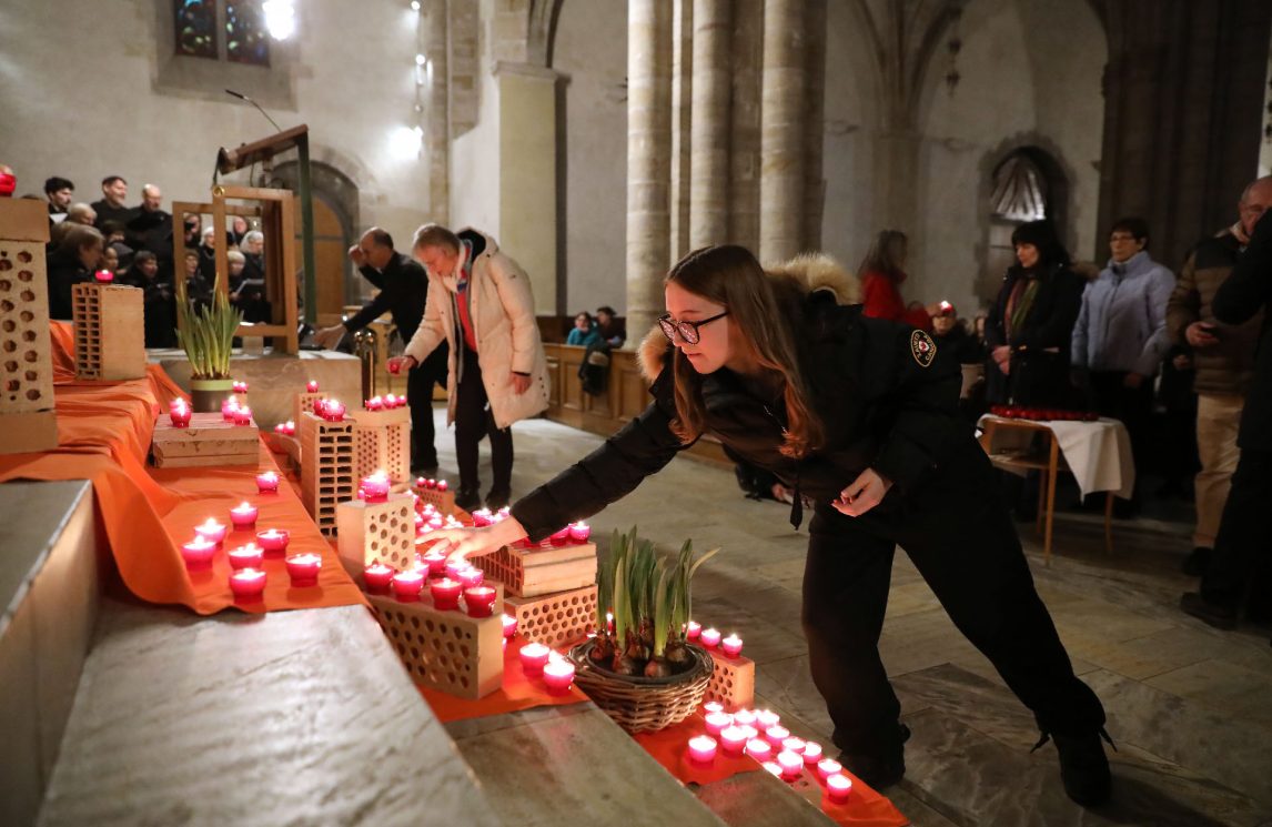 Veglia per le vittime. Papa: “Vi sono vicino con tenerezza”