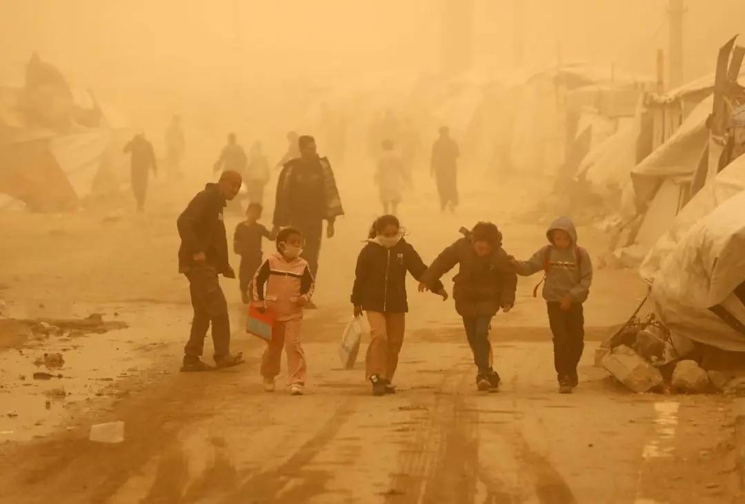 Tra guerra e tempeste di sabbia resiste la speranza