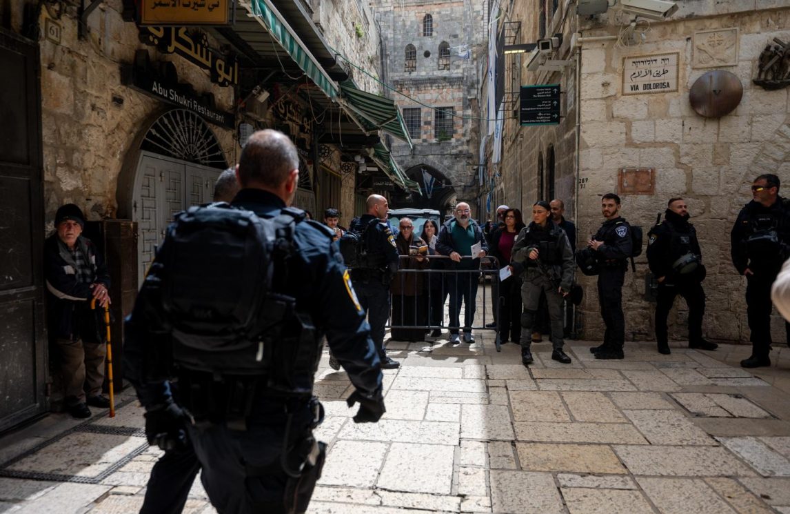 Sei frati scortati da duecento agenti