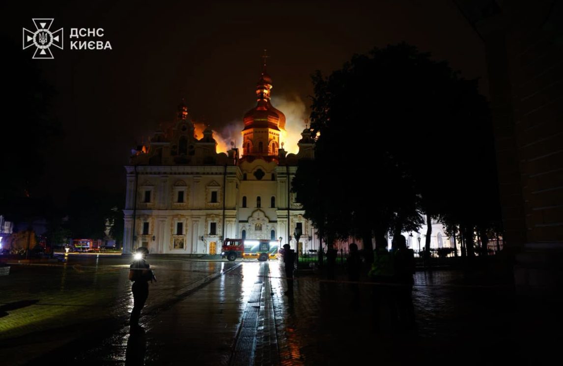 In fiamme la cattedrale della Dormizione