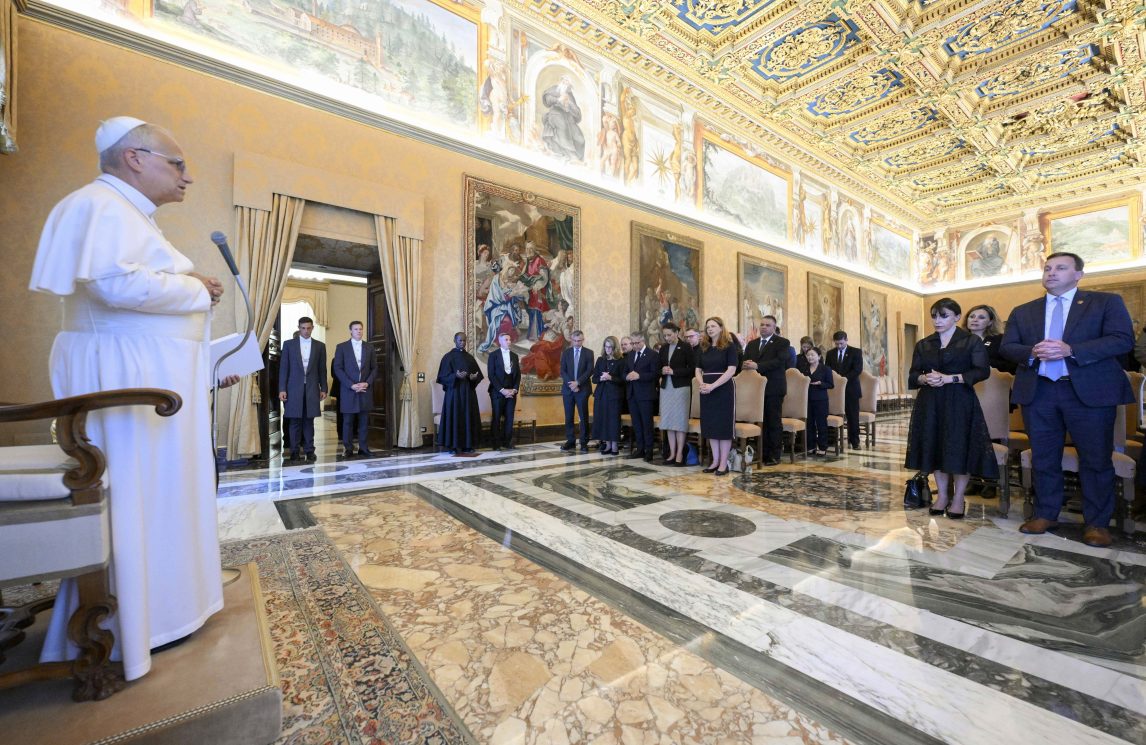 Leone XIV: “Sistemi politici non rispondono al grido di poveri e migranti”