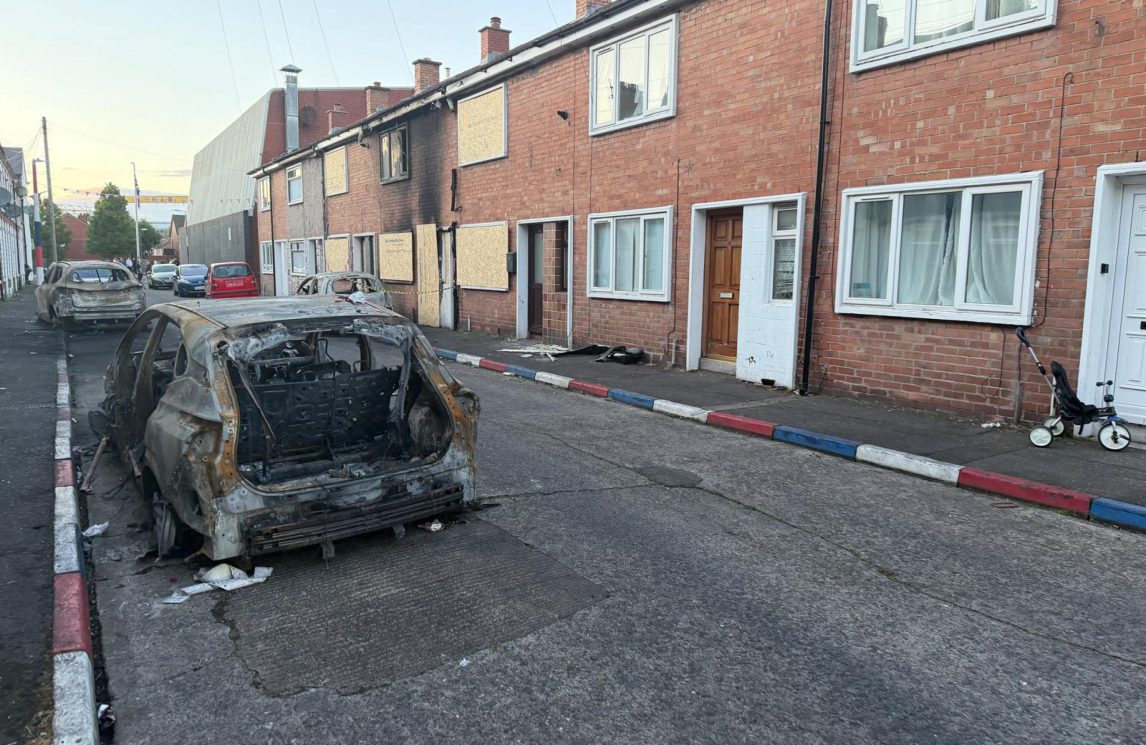 Belfast in fiamme e rivolte anti-immigrazione