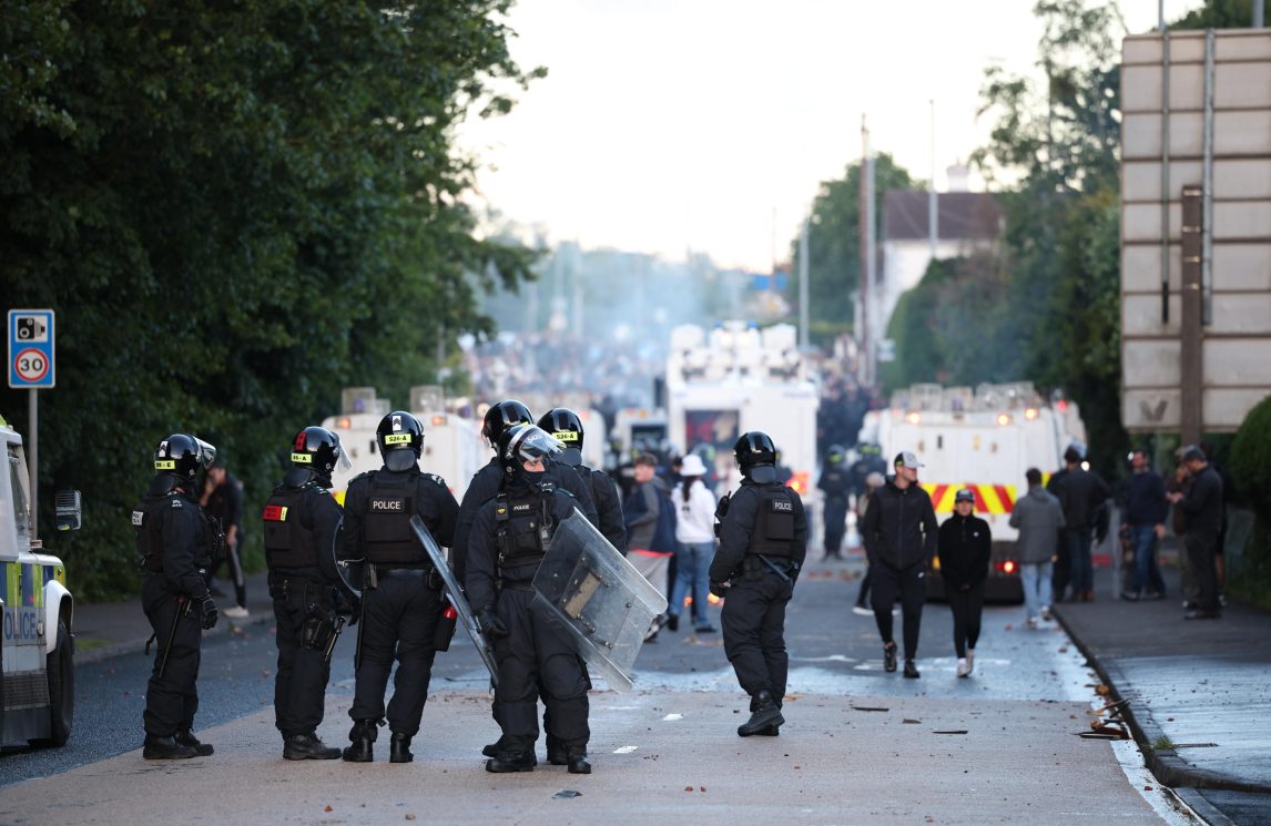 Arcivescovo di Belfast: “Basta alimentare le fiamme del razzismo”