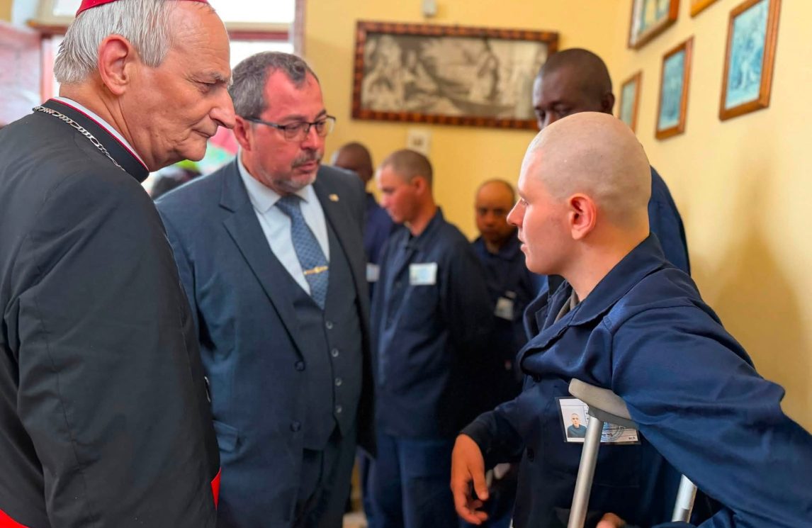 Il card. Zuppi in visita a un campo di prigionieri russi