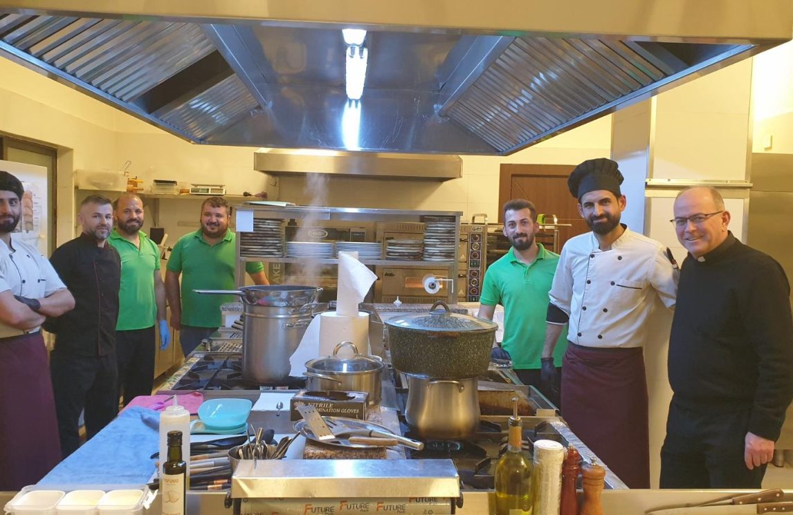 Rifugiati a lezione di cucina. Accogliere per restituire
