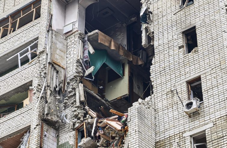 Ucraina sotto attacco, centrali distrutte e aiuti umanitari colpiti. Papa invita a fermare la spirale di violazione