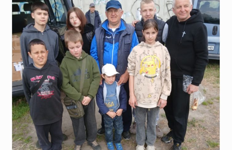 Bambini ucraini seguono lezioni a distanza mentre i bombardamenti colpiscono la città, con paura e povertà crescente