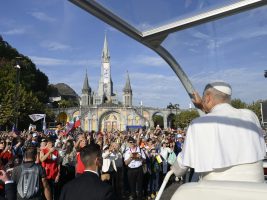 Papa in Francia: “Lourdes santuario della speranza cristiana”