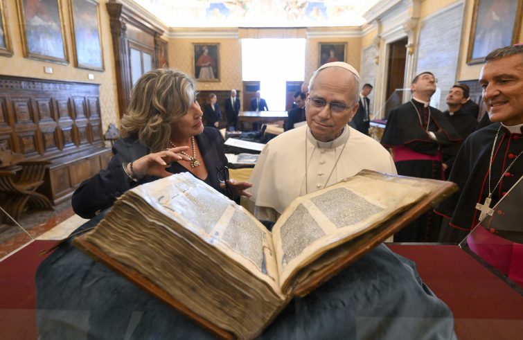 Papa Leone XIV in mostra "Aqua" alla Biblioteca Apostolica Vaticana, con installazioni artistiche e opere storiche